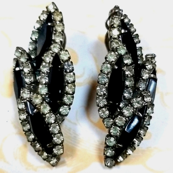 Vintage 1950s Black and Clear Rhinestone Clip Earrings - Picture 5 of 14